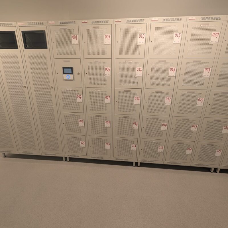 Riietusruumi metallkapid elektroonilise lukusüsteemiga ja numbrimärgistusega kapid