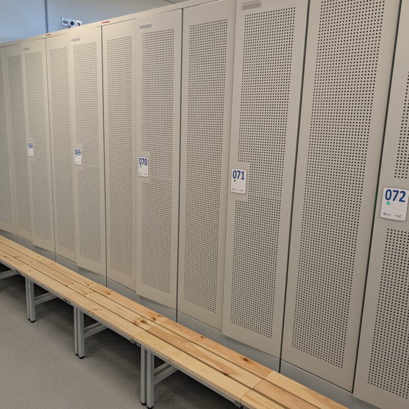 Riietusruumi kõrged metallkapid koos elektroonilise lukuga