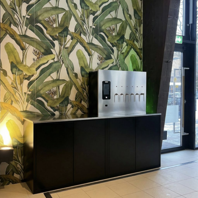 Iseteenindusega õllekraaniga joogilett kuue kraani ja ekraaniga baaris